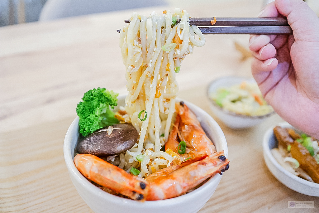 桃園中壢美食-陪我 . 吃麺 hour noodles-韓系風格純白色系文青質感乾拌麵店/乾拌麵 滷味/中壢火車站周邊美食 @靜兒貪吃遊玩愛分享