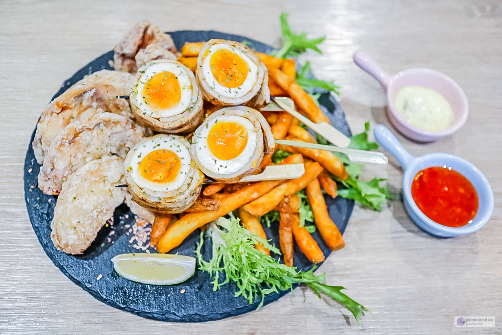 桃園中壢美食-好咖 Howcup CURRY CAFE&#8217;-期間限定隱藏版夏季清爽的泰新鮮SEAFOOD涼麵VS水晶晶泰奶布丁杯VS極限量日本哈密瓜阿露斯王子甜點/鄰近中原夜市美食(二訪) @靜兒貪吃遊玩愛分享