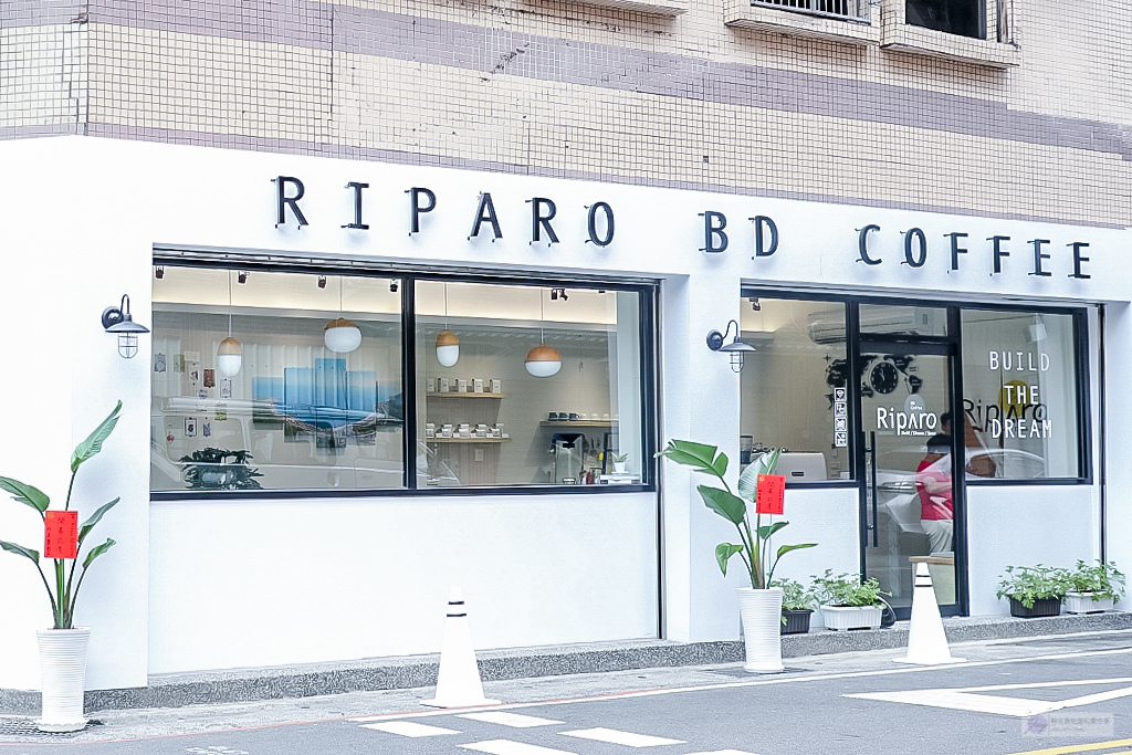 宜蘭美食-Riparo BD Coffee-純白色系簡約清新質感咖啡廳/輕食 咖啡 甜點/鄰近宜蘭火車站 @靜兒貪吃遊玩愛分享