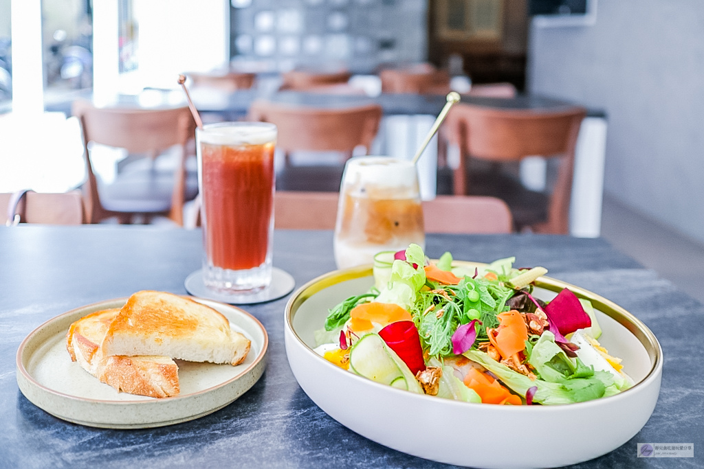 宜蘭羅東美食-簡捷餐桌·c.c Eatery-隱藏在小巷內純白色系簡約質感法式小餐館/主餐 輕食 咖啡 甜點/鄰近羅東火車站 @靜兒貪吃遊玩愛分享