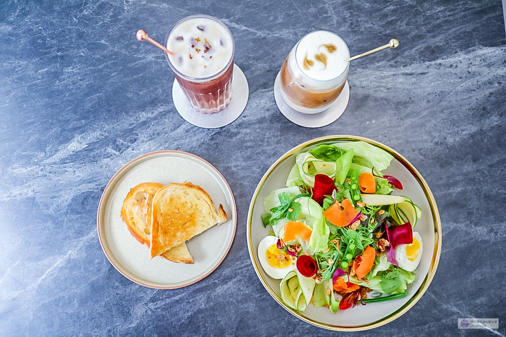 宜蘭羅東美食-簡捷餐桌·c.c Eatery-隱藏在小巷內純白色系簡約質感法式小餐館/主餐 輕食 咖啡 甜點/鄰近羅東火車站 @靜兒貪吃遊玩愛分享