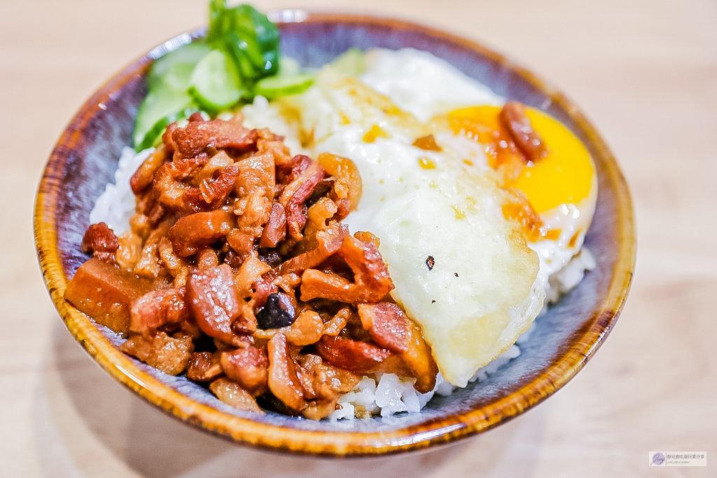 桃園中壢美食-那碗。滷肉飯/牛肉麵專賣-日系簡約文青風格質感牛肉麵店/控肉飯 牛肉麵 滷肉飯/鄰近中壢交流道 @靜兒貪吃遊玩愛分享