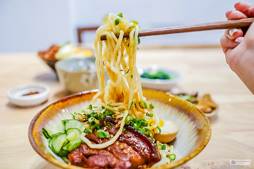 桃園中壢美食-那碗。滷肉飯/牛肉麵專賣-日系簡約文青風格質感牛肉麵店/控肉飯 牛肉麵 滷肉飯/鄰近中壢交流道 @靜兒貪吃遊玩愛分享