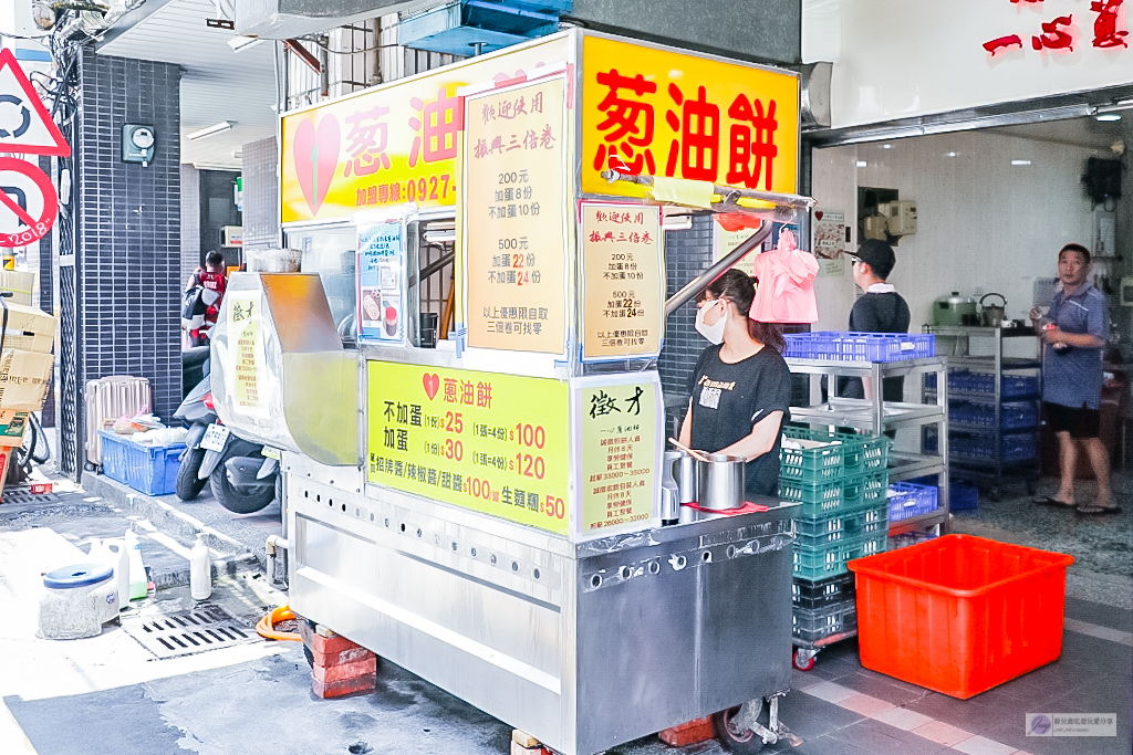 桃園中壢美食-一心蔥油餅中壢總店-25年老店傳統飄香的散步銅板美食蔥油餅/中壢火車站美食 @靜兒貪吃遊玩愛分享