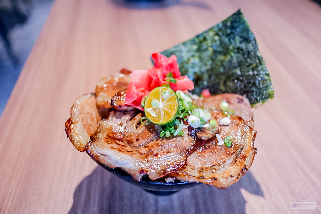 桃園中壢美食-牛丁次郎坊x深夜裡的和魂燒肉丼-每日限量超浮誇戰斧牛排丼/燒肉丼飯 拉麵/內壢支店 @靜兒貪吃遊玩愛分享