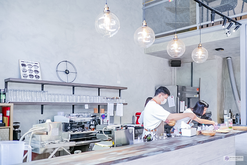 桃園美食-Reboot Cafe-輕工業風簡約質感咖啡廳/輕食 咖啡 鬆餅/鄰近藝文特區/寵物友善餐廳 @靜兒貪吃遊玩愛分享