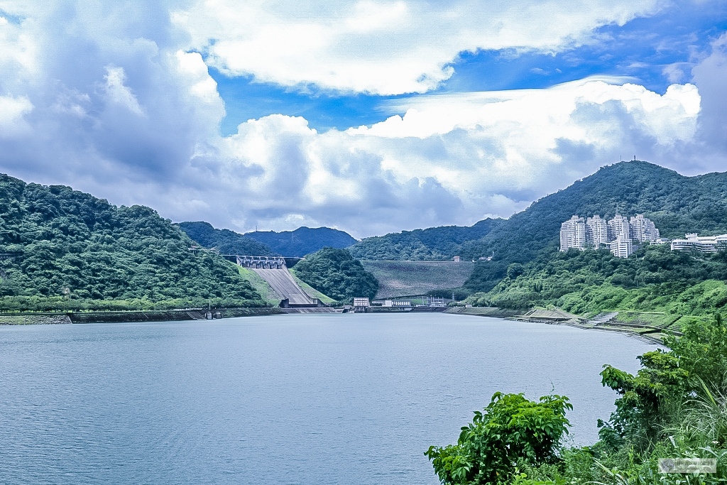 桃園龍潭美食-尼爾瓦特 NEAR WATER café-石門水庫旁優美風景的不限時景觀咖啡廳/早午餐 咖啡 甜點/鄰近石門水庫/寵物友善餐廳 @靜兒貪吃遊玩愛分享