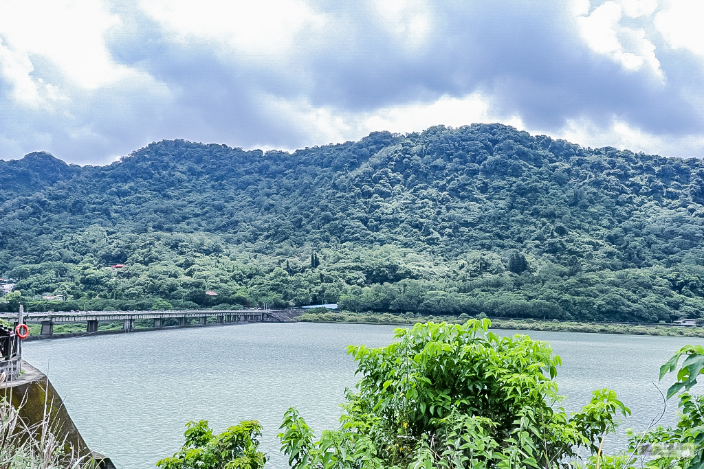 桃園龍潭美食-尼爾瓦特 NEAR WATER café-石門水庫旁優美風景的不限時景觀咖啡廳/早午餐 咖啡 甜點/鄰近石門水庫/寵物友善餐廳 @靜兒貪吃遊玩愛分享