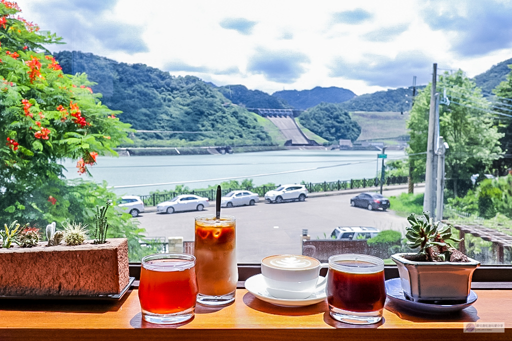 桃園龍潭美食-尼爾瓦特 NEAR WATER café-石門水庫旁優美風景的不限時景觀咖啡廳/早午餐 咖啡 甜點/鄰近石門水庫/寵物友善餐廳 @靜兒貪吃遊玩愛分享