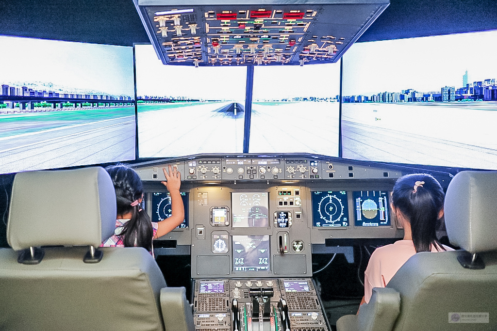 桃園中壢美食-Pilot in Cafe-全台唯一結合空中巴士A320模擬駕駛艙飛行員體驗複合式咖啡廳/輕食 甜點 飲品/鄰近高鐵青埔 @靜兒貪吃遊玩愛分享