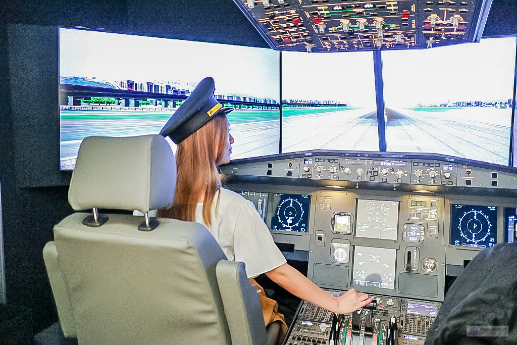 桃園中壢美食-Pilot in Cafe-全台唯一結合空中巴士A320模擬駕駛艙飛行員體驗複合式咖啡廳/輕食 甜點 飲品/鄰近高鐵青埔 @靜兒貪吃遊玩愛分享