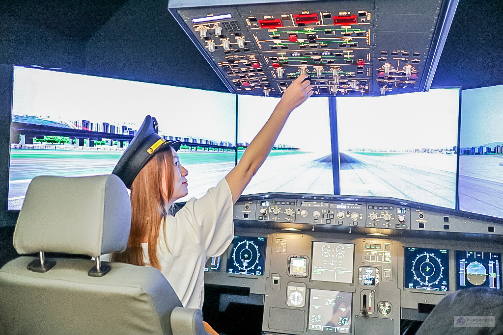 桃園中壢美食-Pilot in Cafe-全台唯一結合空中巴士A320模擬駕駛艙飛行員體驗複合式咖啡廳/輕食 甜點 飲品/鄰近高鐵青埔 @靜兒貪吃遊玩愛分享