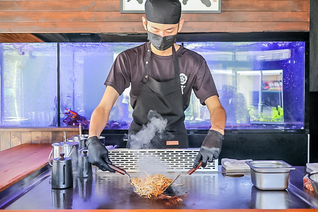 桃園中壢美食-織田信長-隱藏在小巷弄內的超浮誇鮮活波士頓龍蝦雙人拉麵VS獨特的紹興雞醬炒拉麵/鄰近中壢新明夜市 @靜兒貪吃遊玩愛分享