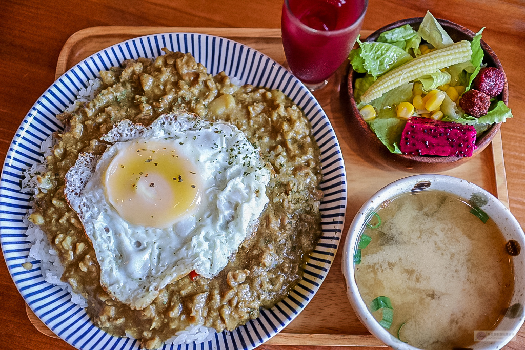 桃園中壢美食-祖厝咖啡．GuGu Coffee-隱藏在巷弄內的鄉村風格不限時咖啡廳/咖哩飯 咖啡 甜點/鄰近健行科技大學/寵物友善 @靜兒貪吃遊玩愛分享