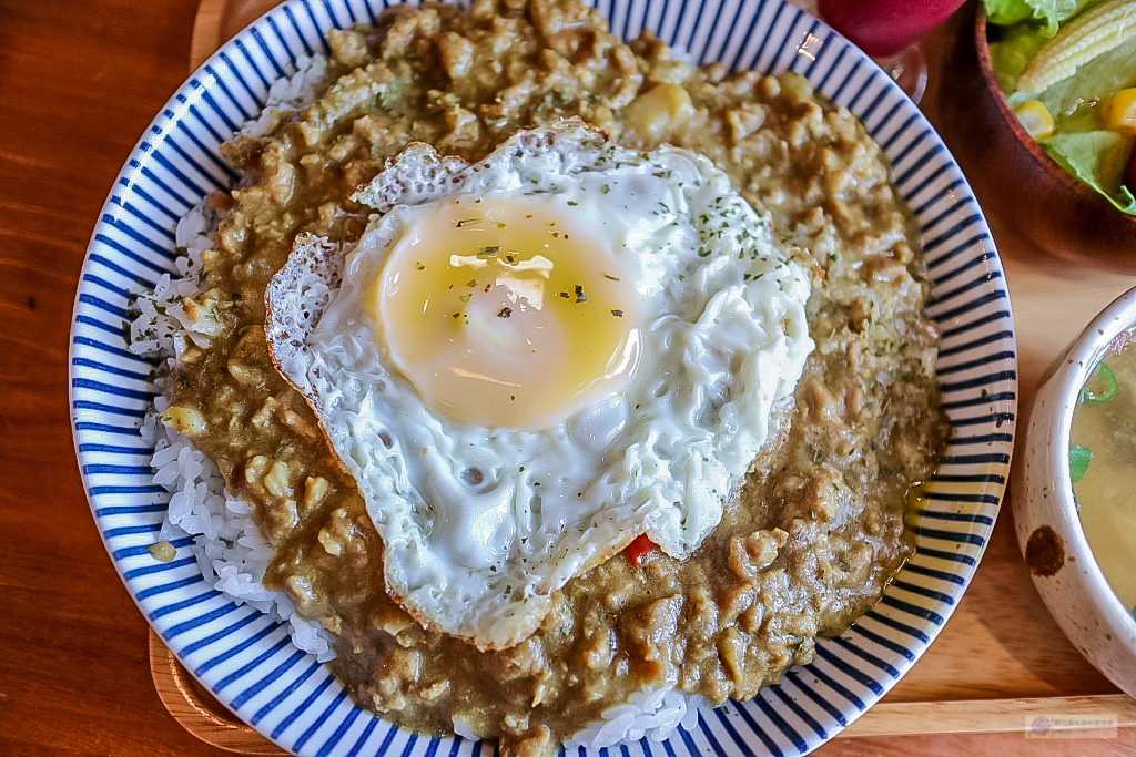 桃園中壢美食-祖厝咖啡．GuGu Coffee-隱藏在巷弄內的鄉村風格不限時咖啡廳/咖哩飯 咖啡 甜點/鄰近健行科技大學/寵物友善 @靜兒貪吃遊玩愛分享