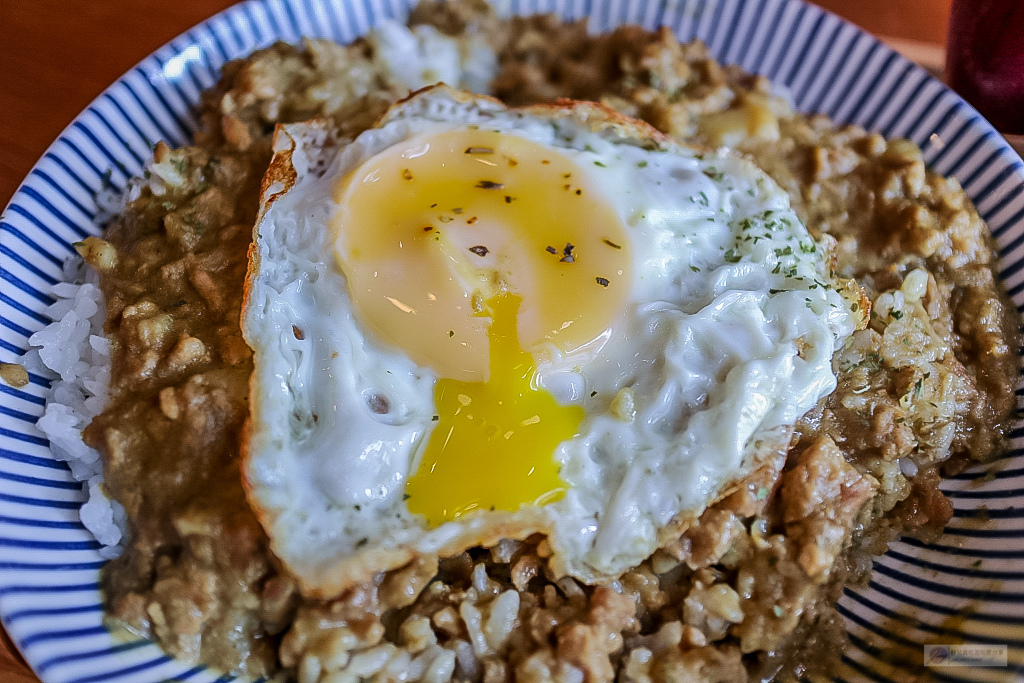 桃園中壢美食-祖厝咖啡．GuGu Coffee-隱藏在巷弄內的鄉村風格不限時咖啡廳/咖哩飯 咖啡 甜點/鄰近健行科技大學/寵物友善 @靜兒貪吃遊玩愛分享