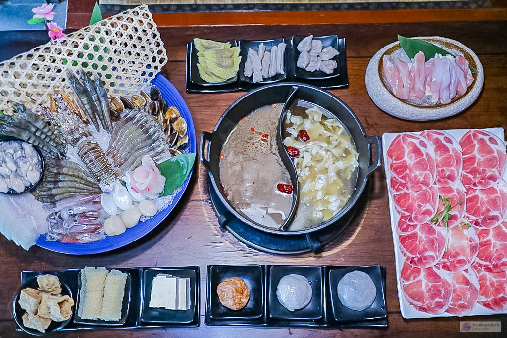 桃園美食-肉多多火鍋-超浮誇海多多龍蝦痛風餐只要$999 冷天暖一波的爆炒蒜頭蛤蜊雞湯/桃園旗艦店（已歇業） @靜兒貪吃遊玩愛分享