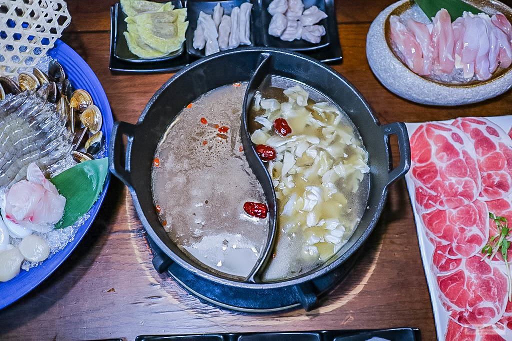 桃園美食-肉多多火鍋-超浮誇海多多龍蝦痛風餐只要$999 冷天暖一波的爆炒蒜頭蛤蜊雞湯/桃園旗艦店（已歇業） @靜兒貪吃遊玩愛分享