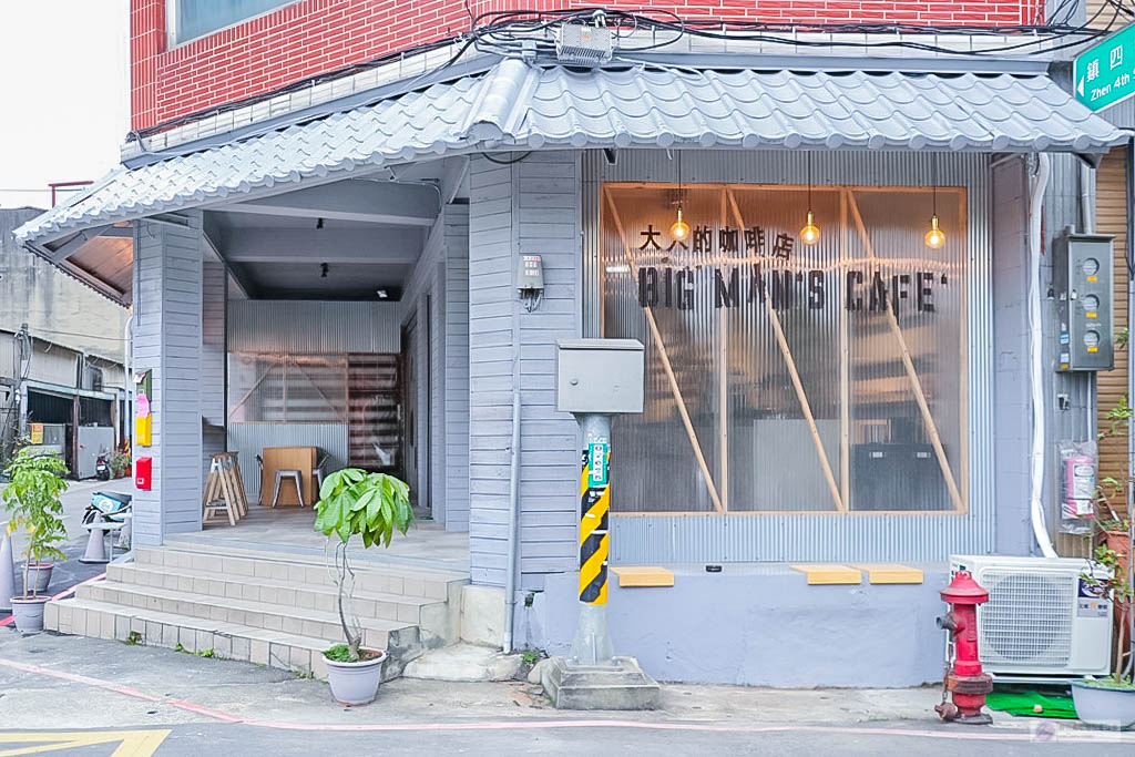 桃園美食-大人的咖啡店 BIG MAN’S CAFE-輕工業風格簡約咖啡店/夜晚小酌片刻的臨時避難所/咖啡 輕食 啤酒/朝陽森林公園旁 @靜兒貪吃遊玩愛分享