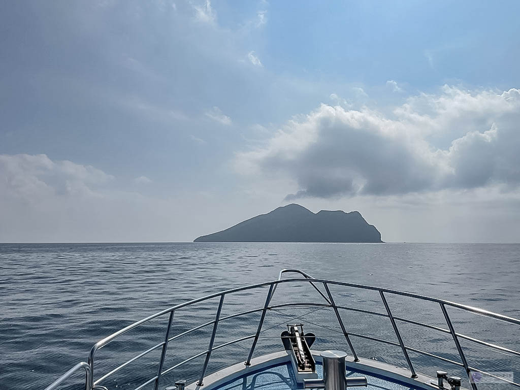 宜蘭頭城旅遊-龜山島賞鯨船隊-凱鯨號-偽出國一秒到帛琉!絕美仙境牛奶海/登島+環繞龜山島二合一行程 @靜兒貪吃遊玩愛分享