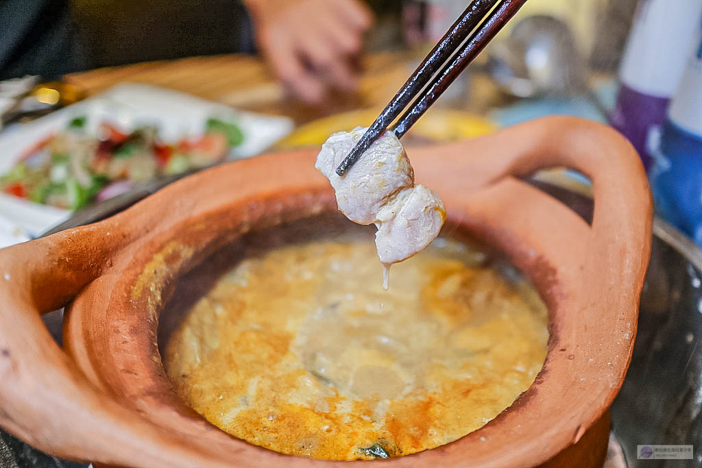 桃園蘆竹美食-Thai大佬.泰式廚房-隱藏在巷弄內超道地的泰式土窯酸辣鍋/炸物烤物 熱炒 鍋物/鄰近南崁市場(已歇業) @靜兒貪吃遊玩愛分享