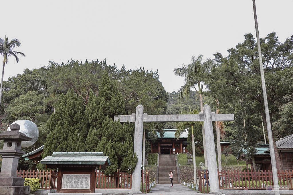 桃園景點-桃園忠烈祠暨神社文化園區-新秘境日式昭和神社裡的巨大月球/元宇宙光影藝術展/神社星河宇宙假日市集 浪漫花手水/IG打卡聚集地 @靜兒貪吃遊玩愛分享