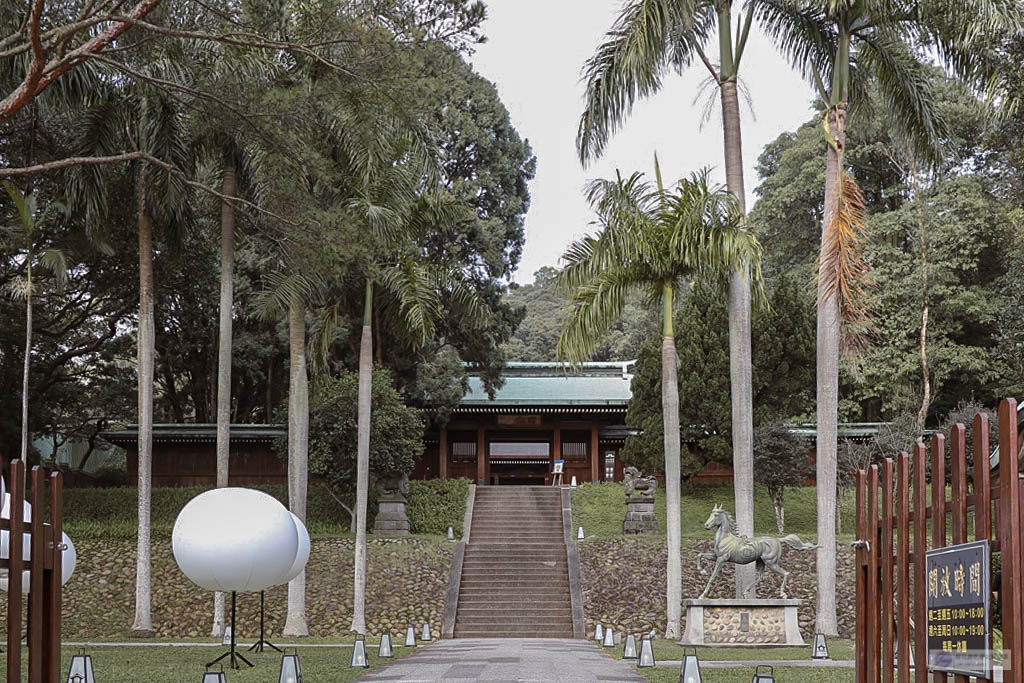 桃園景點-桃園忠烈祠暨神社文化園區-新秘境日式昭和神社裡的巨大月球/元宇宙光影藝術展/神社星河宇宙假日市集 浪漫花手水/IG打卡聚集地 @靜兒貪吃遊玩愛分享