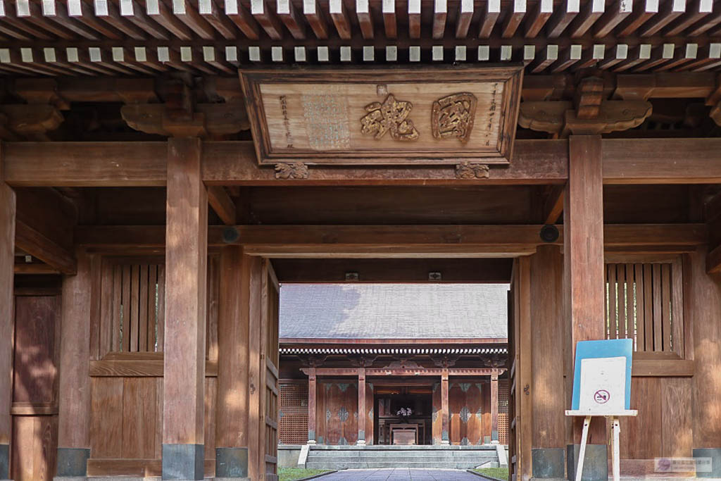 桃園景點-桃園忠烈祠暨神社文化園區-新秘境日式昭和神社裡的巨大月球/元宇宙光影藝術展/神社星河宇宙假日市集 浪漫花手水/IG打卡聚集地 @靜兒貪吃遊玩愛分享