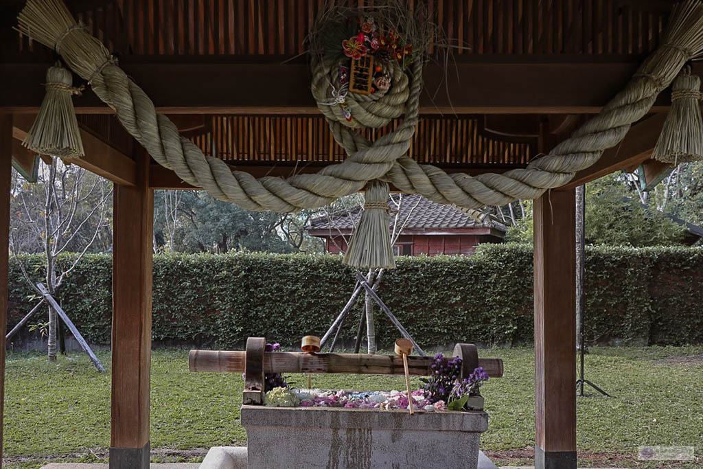 桃園景點-桃園忠烈祠暨神社文化園區-新秘境日式昭和神社裡的巨大月球/元宇宙光影藝術展/神社星河宇宙假日市集 浪漫花手水/IG打卡聚集地 @靜兒貪吃遊玩愛分享