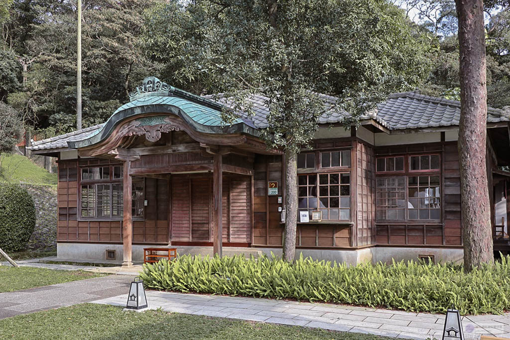 桃園景點-桃園忠烈祠暨神社文化園區-新秘境日式昭和神社裡的巨大月球/元宇宙光影藝術展/神社星河宇宙假日市集 浪漫花手水/IG打卡聚集地 @靜兒貪吃遊玩愛分享