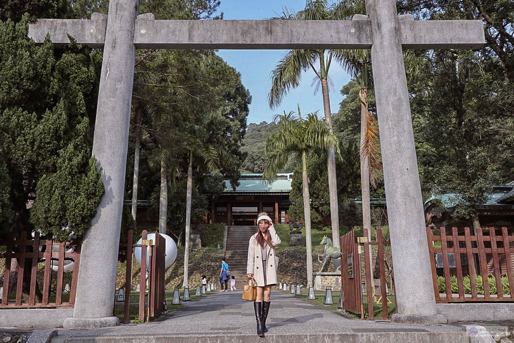 桃園景點-桃園忠烈祠暨神社文化園區-新秘境日式昭和神社裡的巨大月球/元宇宙光影藝術展/神社星河宇宙假日市集 浪漫花手水/IG打卡聚集地 @靜兒貪吃遊玩愛分享