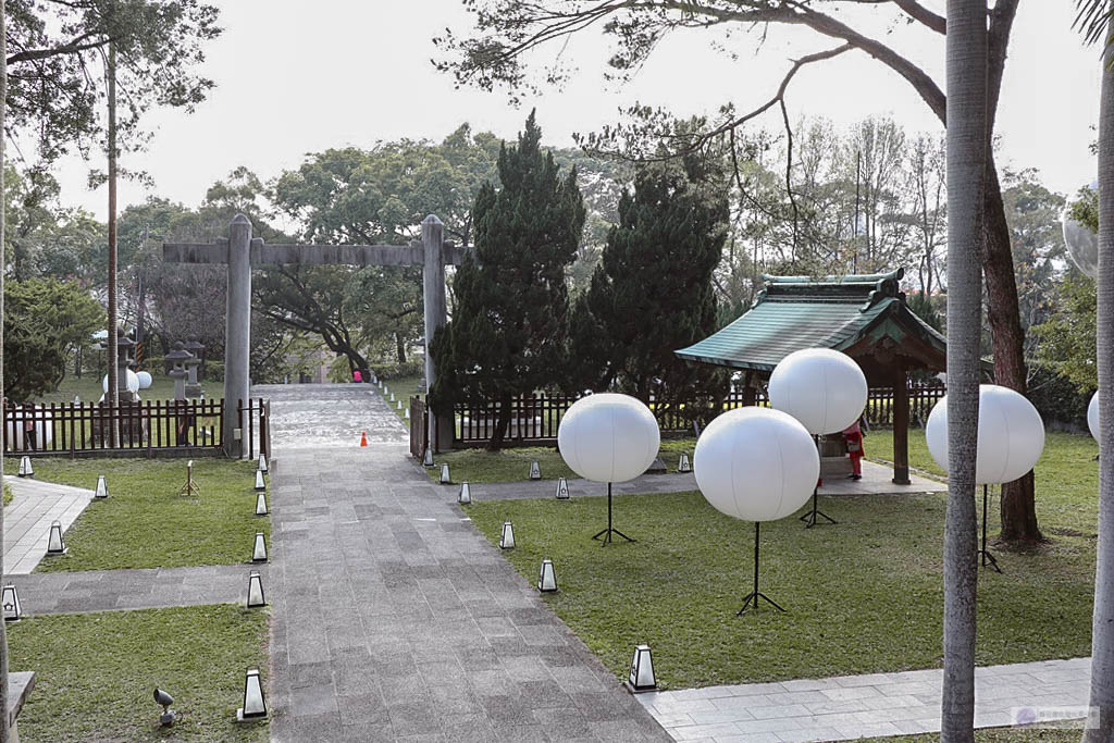 桃園景點-桃園忠烈祠暨神社文化園區-新秘境日式昭和神社裡的巨大月球/元宇宙光影藝術展/神社星河宇宙假日市集 浪漫花手水/IG打卡聚集地 @靜兒貪吃遊玩愛分享