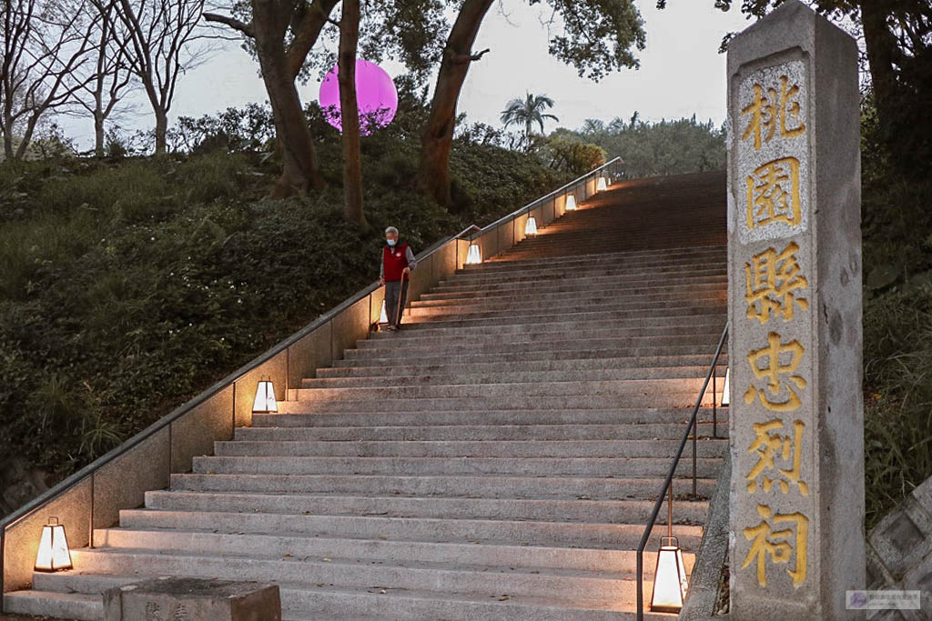 桃園景點-桃園忠烈祠暨神社文化園區-新秘境日式昭和神社裡的巨大月球/元宇宙光影藝術展/神社星河宇宙假日市集 浪漫花手水/IG打卡聚集地 @靜兒貪吃遊玩愛分享