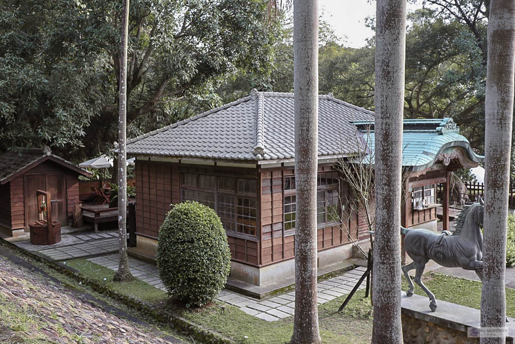 桃園景點-桃園忠烈祠暨神社文化園區-新秘境日式昭和神社裡的巨大月球/元宇宙光影藝術展/神社星河宇宙假日市集 浪漫花手水/IG打卡聚集地 @靜兒貪吃遊玩愛分享