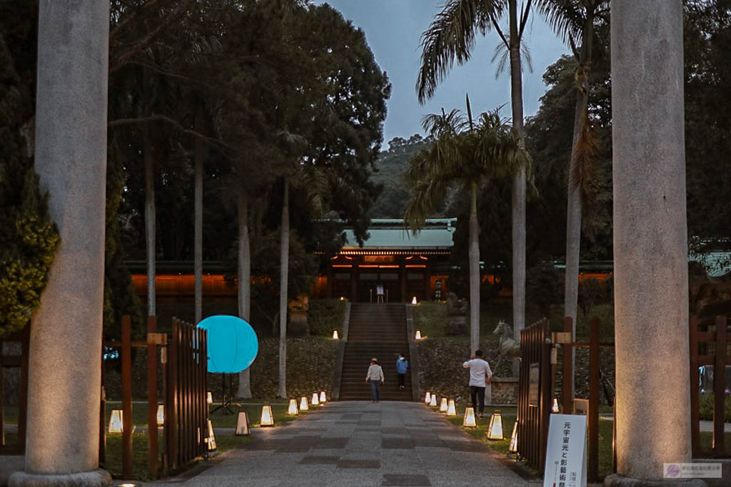 桃園景點-桃園忠烈祠暨神社文化園區-新秘境日式昭和神社裡的巨大月球/元宇宙光影藝術展/神社星河宇宙假日市集 浪漫花手水/IG打卡聚集地 @靜兒貪吃遊玩愛分享