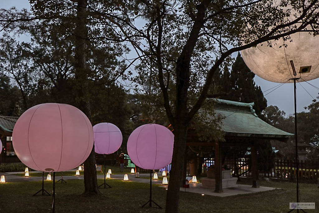 桃園景點-桃園忠烈祠暨神社文化園區-新秘境日式昭和神社裡的巨大月球/元宇宙光影藝術展/神社星河宇宙假日市集 浪漫花手水/IG打卡聚集地 @靜兒貪吃遊玩愛分享