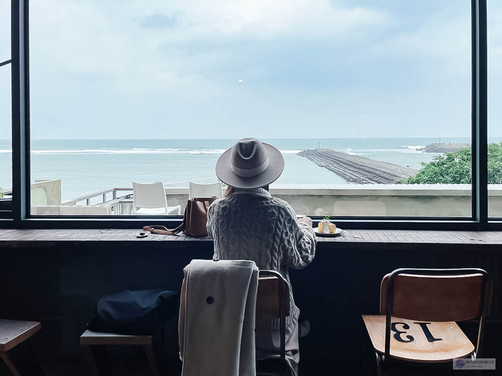 新北三芝美食-我們在海邊-絕美海景北海岸第一排面海咖啡廳/輕工業歐風咖啡廳/咖啡 甜點 飲品/鄰近後厝漁港 @靜兒貪吃遊玩愛分享