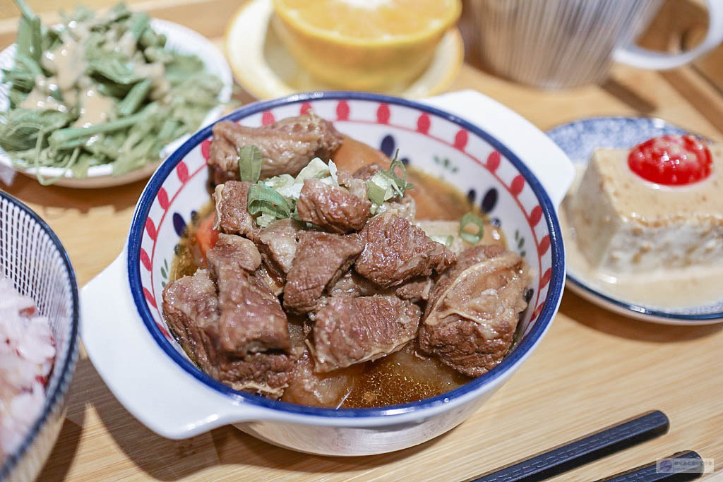 花蓮新城美食-安口食堂-白色日系老宅復古文青風格老爺爺的私房料理/比拳頭還大軟嫩入味的醬燒梅花豬排/米食 司康 飲品/鄰近七星潭/寵物友善 @靜兒貪吃遊玩愛分享