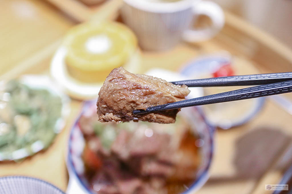 花蓮新城美食-安口食堂-白色日系老宅復古文青風格老爺爺的私房料理/比拳頭還大軟嫩入味的醬燒梅花豬排/米食 司康 飲品/鄰近七星潭/寵物友善 @靜兒貪吃遊玩愛分享