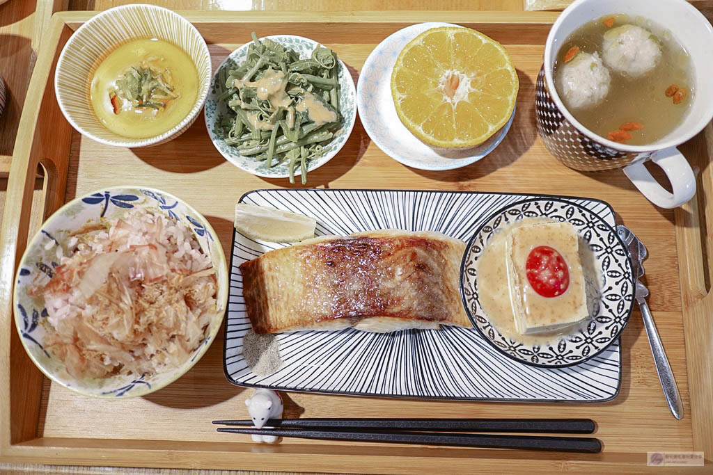 花蓮新城美食-安口食堂-白色日系老宅復古文青風格老爺爺的私房料理/比拳頭還大軟嫩入味的醬燒梅花豬排/米食 司康 飲品/鄰近七星潭/寵物友善 @靜兒貪吃遊玩愛分享