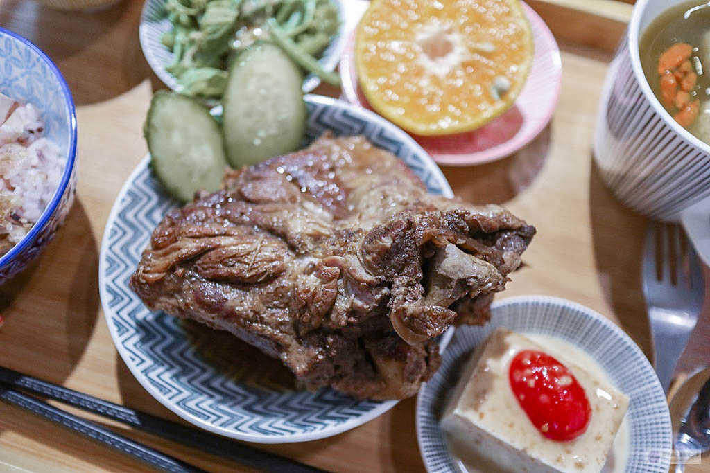 花蓮新城美食-安口食堂-白色日系老宅復古文青風格老爺爺的私房料理/比拳頭還大軟嫩入味的醬燒梅花豬排/米食 司康 飲品/鄰近七星潭/寵物友善 @靜兒貪吃遊玩愛分享