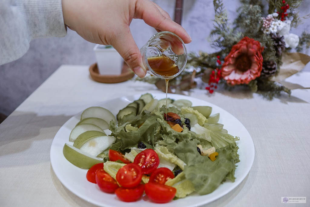 桃園中壢美食-紓咖-隱身小竹林庭園的貓咪咖啡廳/輕食 甜點 咖啡/鄰近內壢火車站/寵物友善 @靜兒貪吃遊玩愛分享